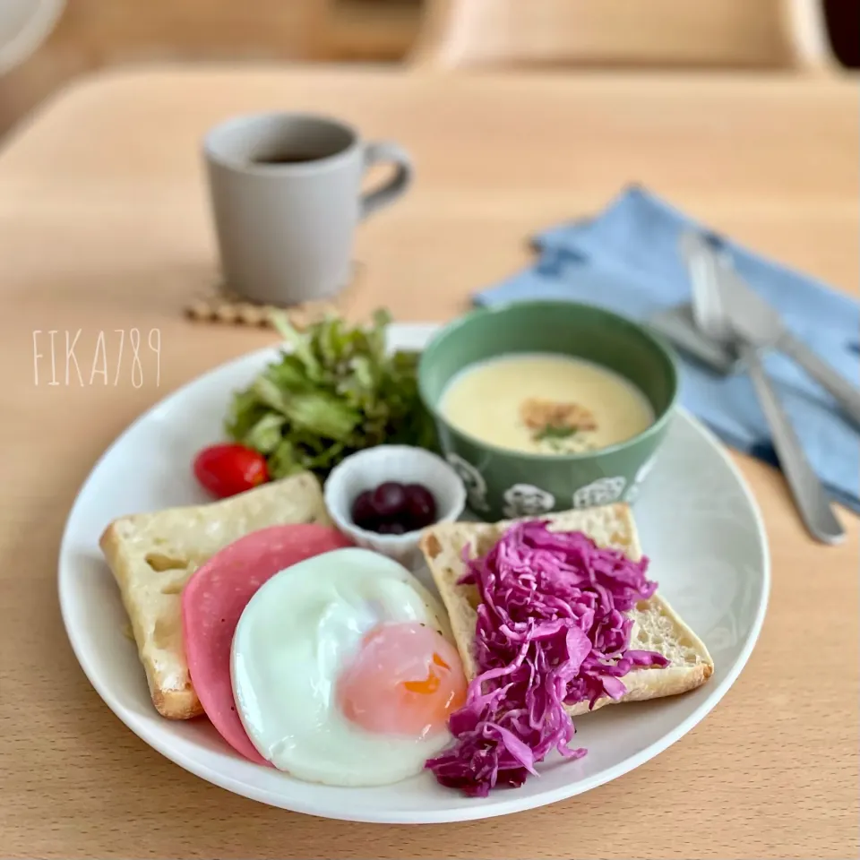 Snapdishの料理写真:チーズのせトースト モーニング|FIKA789さん