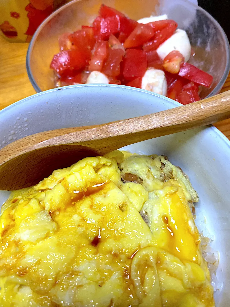 納豆たまご丼、トマトとモッツァレラのサラダ|kaaaaaさん