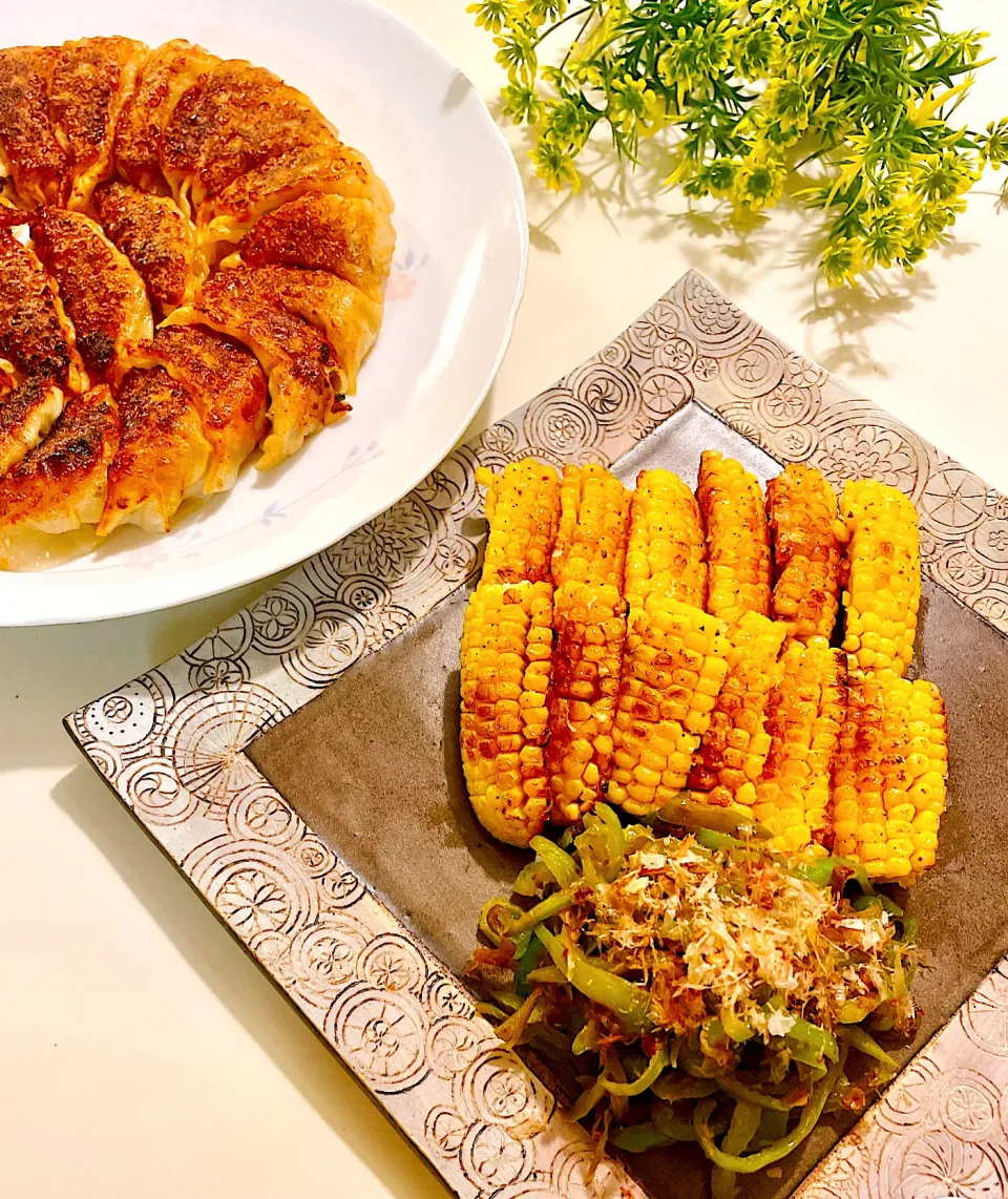 《🥟ニラたっぷり焼き餃子🥟》＆《やみつき揚げ焼きとうもろこし🌽》|ちゃべさん