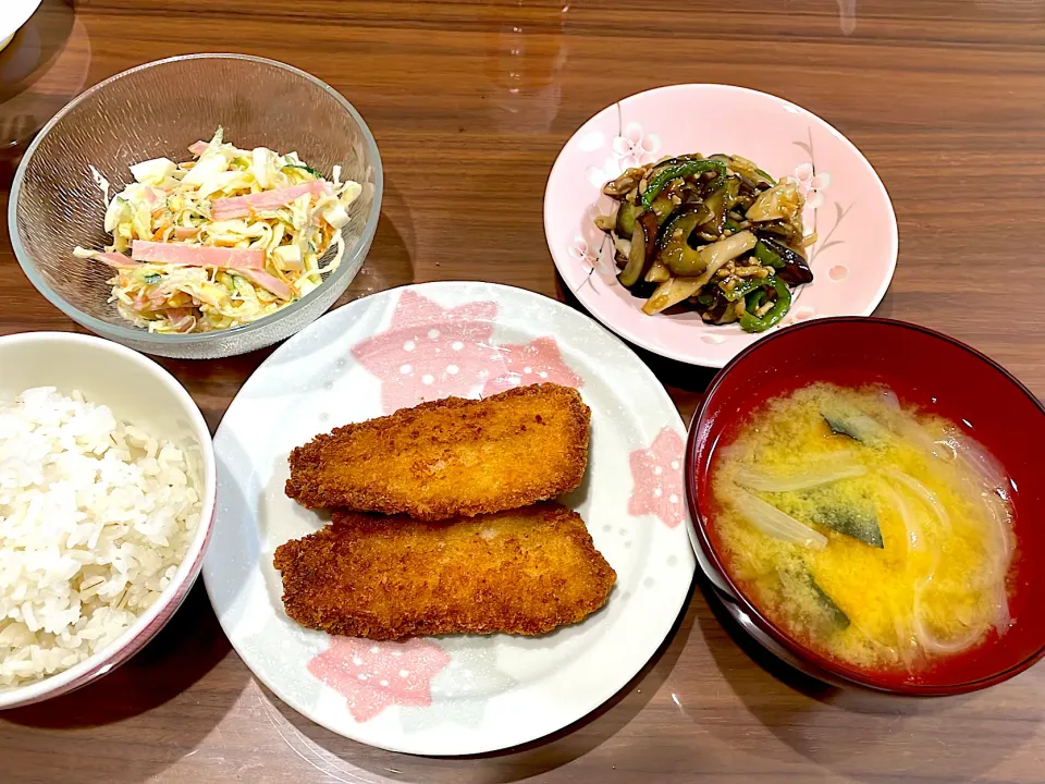 アジフライ　かぼちゃと玉ねぎの味噌汁　ピーマンとナスのそぼろ炒め　ゆで卵とキャベツの和風マヨサラダ|おさむん17さん