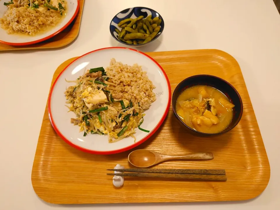 Snapdishの料理写真:今日の夕食　サバ缶チャンプルー、かぼちゃと玉ねぎの味噌汁、枝豆|pinknari🐰🌈さん