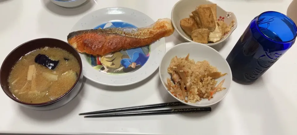 今日も作り置きで晩御飯_:(´ཀ`」 ∠):☆鮭のソテー☆厚揚げの炊いたん☆タコ飯☆みそ汁（キャベツ、揚げなす、えのき、エリンギ）|Saharaさん