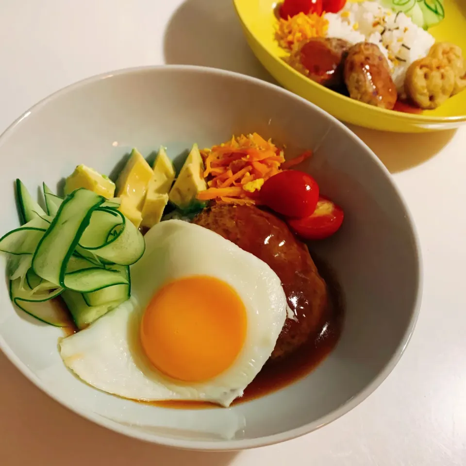 本格グレイビーソースのカラフルロコモコ🥣🌈🌺|leeさん