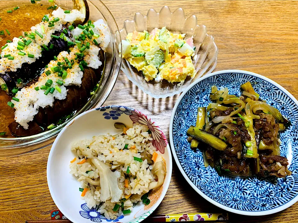 Snapdishの料理写真:舞茸ご飯　ナスのおろしポン酢　牛コマと野菜の炒め物　ポテサラはコンソメで下味|あつこさん