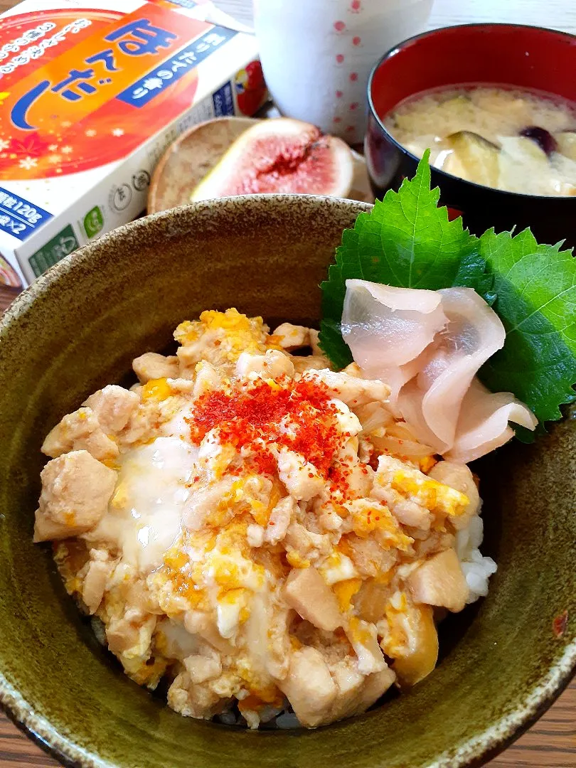 Snapdishの料理写真:親子丼🐣と
茄子🍆とお揚げのお味噌汁|fumfumさん