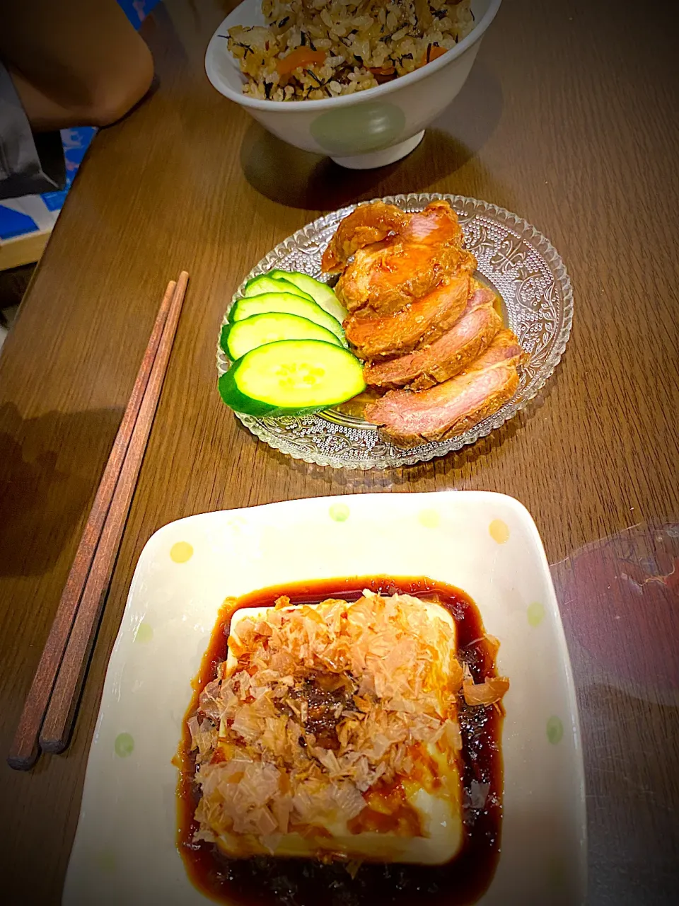 Snapdishの料理写真:焼豚　冷奴　鰹節　鶏肉としめじの炊き込みご飯　お茶|ch＊K*∀o(^^*)♪さん