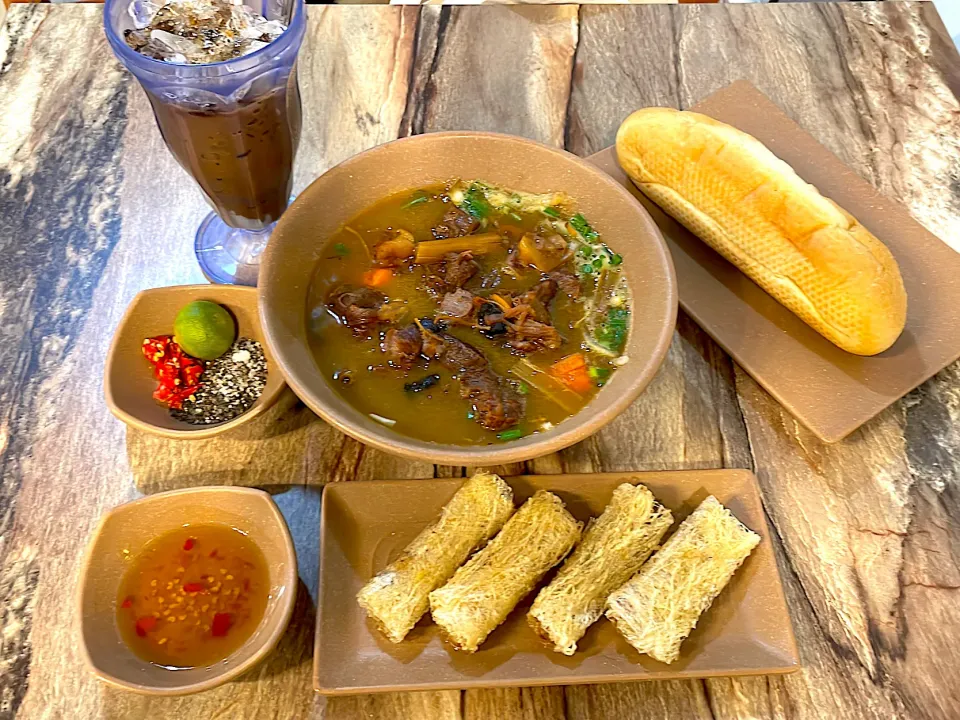 Beef Stew with Baguette. Crispy Net Spring Rolls. Viet Iced Coffee|270w178bさん