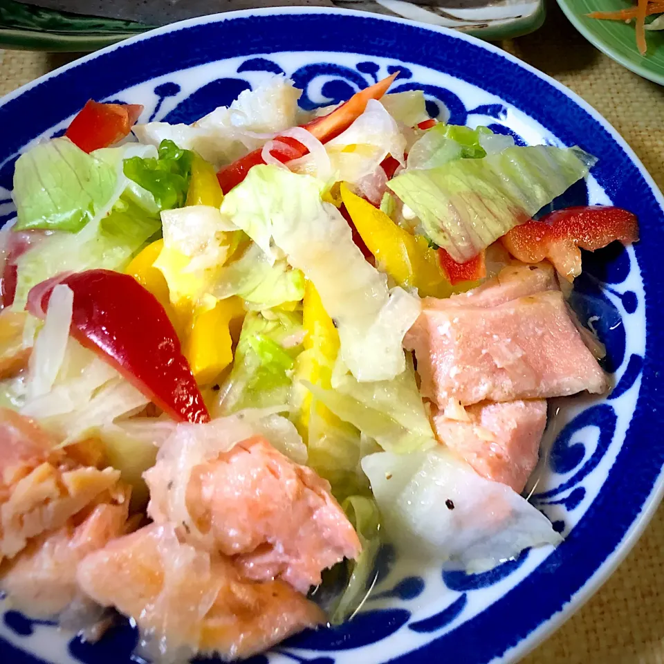 ちゃんちゃ焼き風甘辛鮭の野菜炒め🐟|ゆうりさん