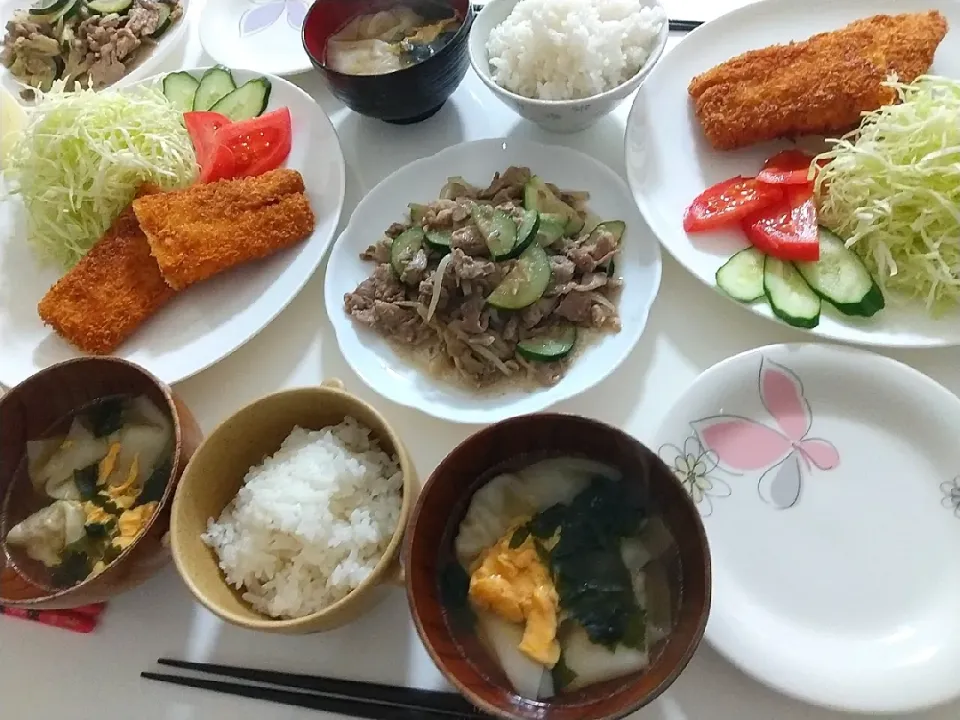 夕食(*^^*)
白身魚フライ&サラダ🥗
豚肉と野菜の塩麹炒め(もやし、ズッキーニ、舞茸)
卵とワカメのワンタンスープ|プリン☆さん