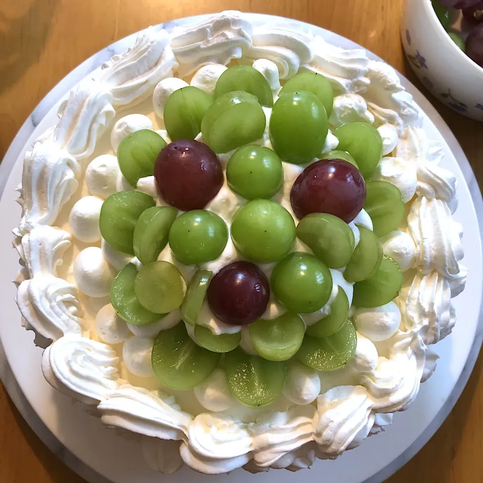 Snapdishの料理写真:お友達のお誕生日のお祝いに✨シャインマスカットとクィーンニーナのお誕生日ケーキ🎂|さらっと🍀さん