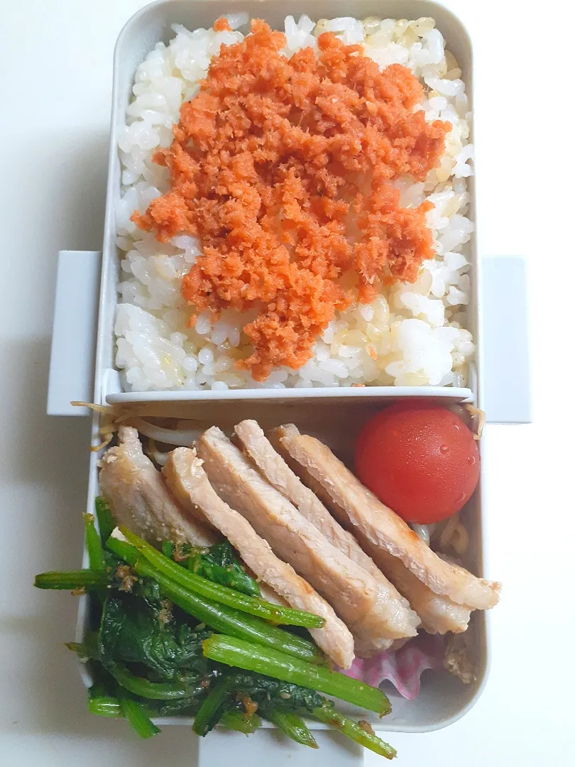 ☆中学生弁当☆玄米入り鮭ごはん、モヤシ炒め、生姜焼、ほうれんそうごま和え、ミニトマト|ｼｮｺﾗさん