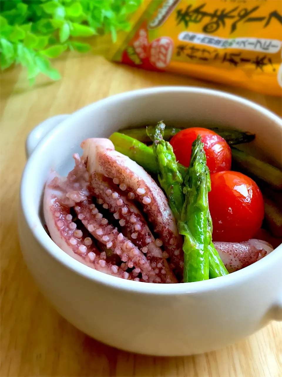 イカ釣り🦑赤イカのゲソとアスパラとミニトマトの香味ペースト炒め|9421beruさん