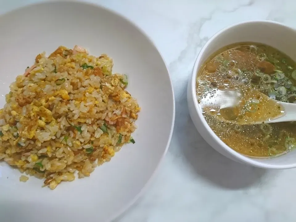 狸の宴シリーズ

[ある日の朝飯]
卵とハムの炒飯
&
中華スープ
(肉と野菜で出汁を引いた自家製スープ)|タヌキさん