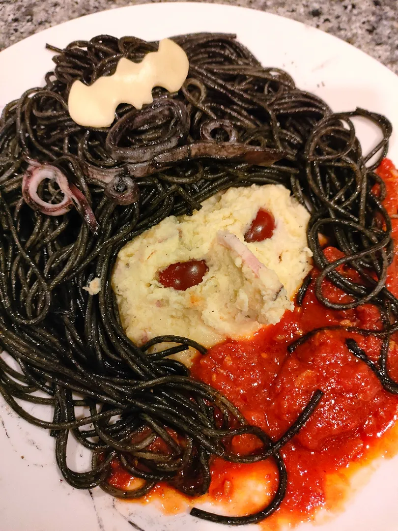 Snapdishの料理写真:ハロウィン　イカスミスパゲッティ　ポテトサラダ|miya3さん