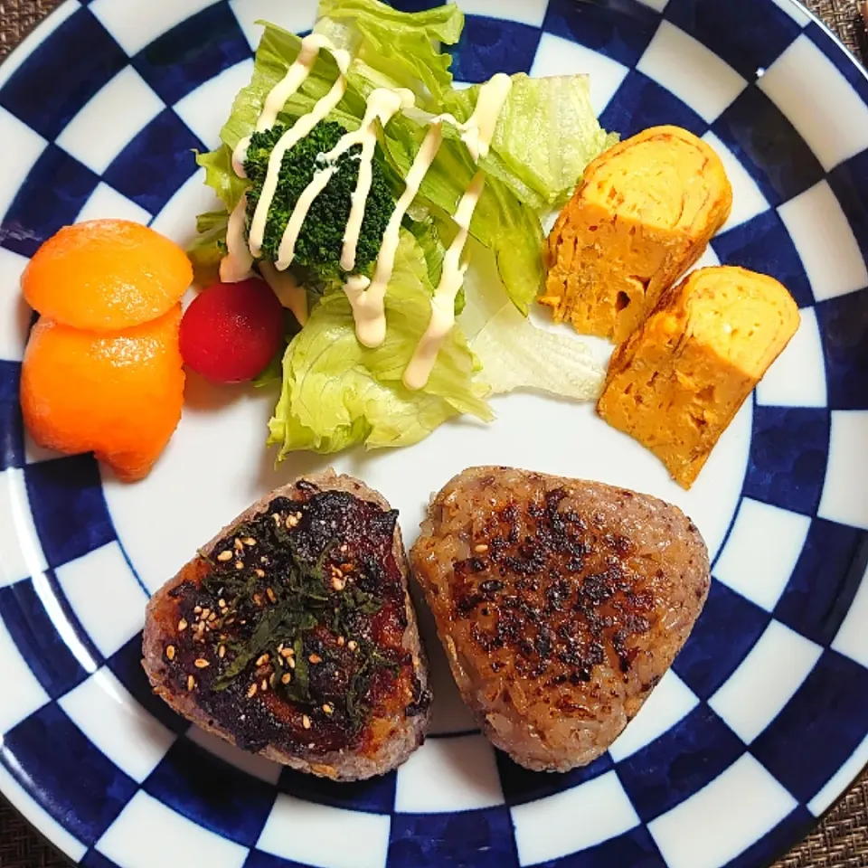 大葉味噌と柚子胡椒味噌塗って雑穀米焼おにぎりで朝ご飯🌄|ポチさん