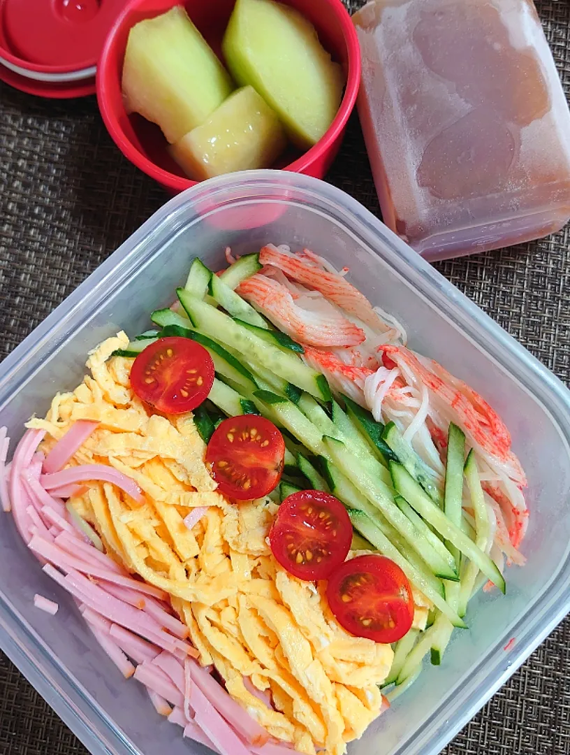 Snapdishの料理写真:そうめん弁当🍱
つゆは昆布だしつゆとレモン汁|ポチさん