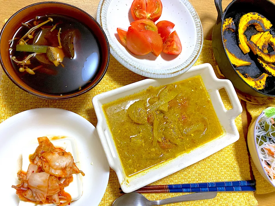 カレー🍛、キムチ豆腐、なすの味噌汁、フルーツトマト🍅|1614さん