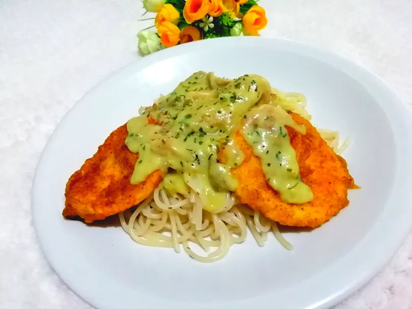 Spaghetti served with deep fried eggs and topped with mushroom sauce|Teeさん