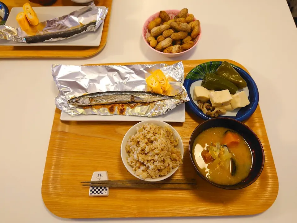 Snapdishの料理写真:今日の夕食　サンマの塩焼き、ピーマンと高野豆腐の煮物、玄米、かぼちゃと玉ねぎの味噌汁、茹で落花生|pinknari🐰🌈さん