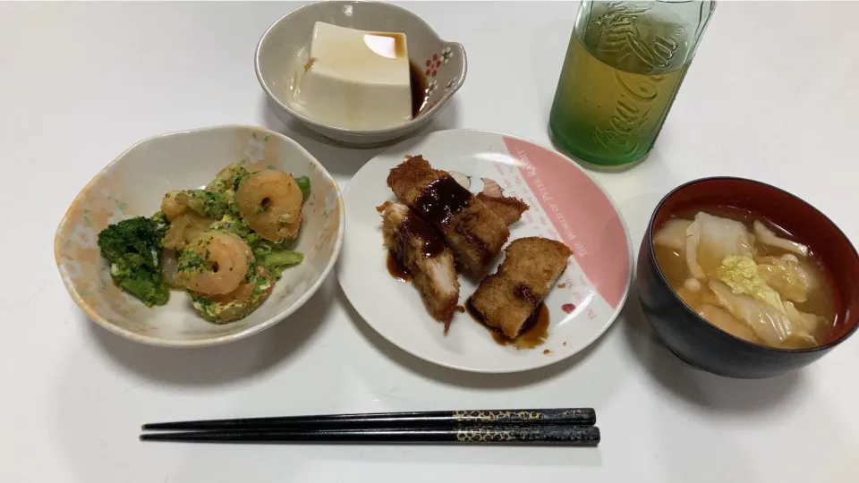 Snapdishの料理写真:晩御飯_:(´ཀ`」 ∠):今日も作り置き活用です。☆ブロッコリーとエビの卵炒め☆冷奴☆トンカツ☆みそ汁（白菜、えのき、エリンギ、麩）|Saharaさん