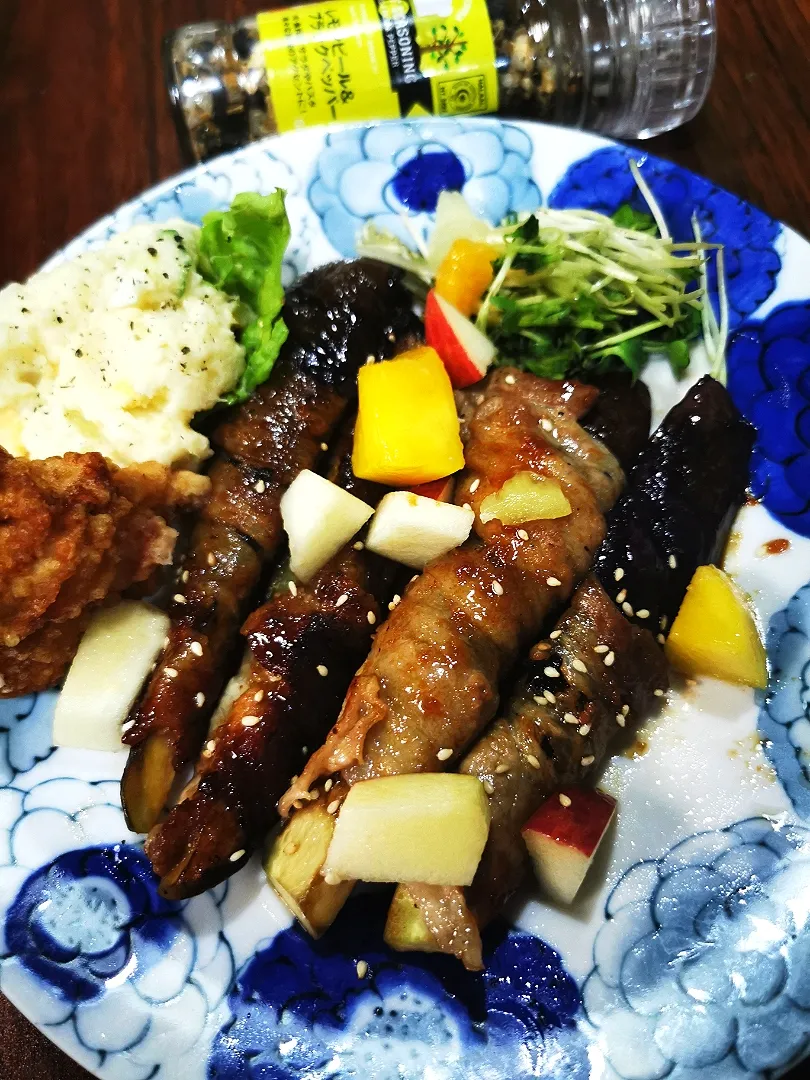 ナスの肉巻き、甘味噌タレ炒め👌グ〜です😀🍵🍺|ペンギンさん