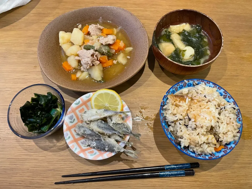 肉じゃが 小あじ唐揚げ わかめときゅうりの梅和え ひじきの炊き込みごはん|おーたたくとさん