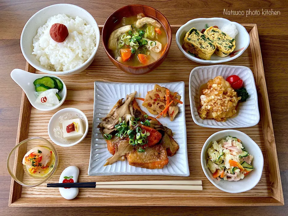 Snapdishの料理写真:舞茸と鮭のニンニクバター醤油定食😋|ナツ1224さん