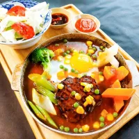 Vietnamese-style beefsteak with tomato and brown sauce, eaten with sunny fried eggs, veggies and salad|Trần Ngọc Diệpさん