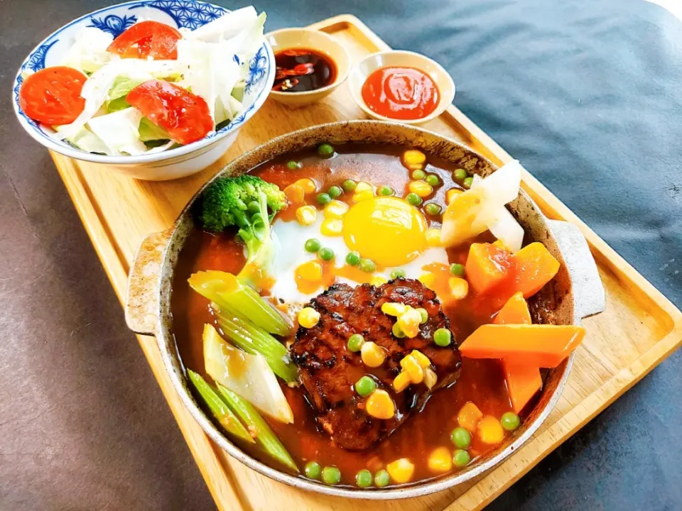 Vietnamese-style beefsteak with tomato and brown sauce, eaten with sunny fried eggs, veggies and salad|Trần Ngọc Diệpさん