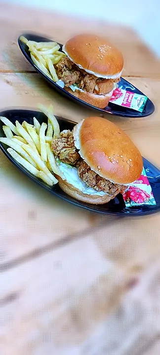 Snapdishの料理写真:Chicken Zinger Burger
@ tift nashik|tiftさん