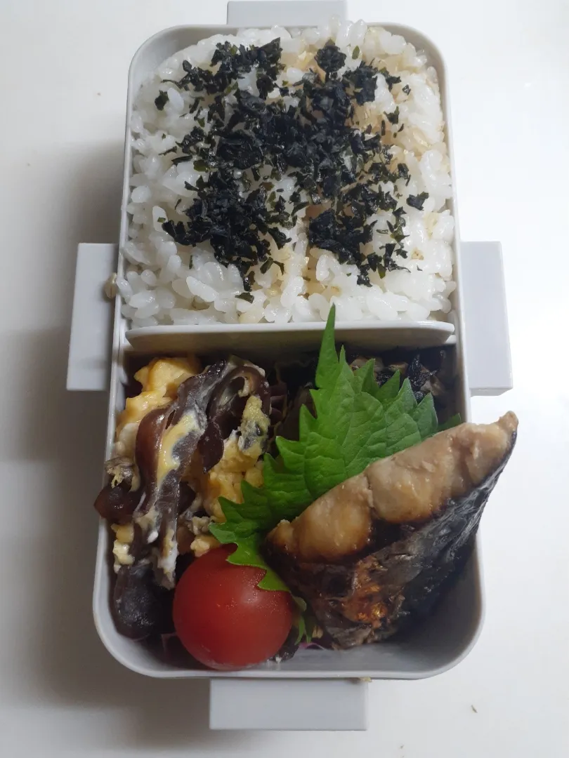 ☆中学生弁当☆玄米入り若芽ごはん、ひじき煮物、木耳卵焼き、鰆味噌焼き、ミニトマト|ｼｮｺﾗさん