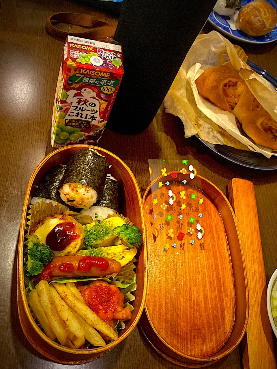 お弁当🍱　おむすび　鰹ふりかけ　白黒胡麻塩　焼き海苔　フライドチキン　オーロラ辛ソース　クリスピーチキンシーズニング　フレンチフライ　チーズハンバーグ　バーベキューソース　ソーセージソテー　トマトソース　出し巻き卵　青海苔　ブロッコリー素揚げ　フルーツ野菜ジュース　麦茶|ch＊K*∀o(^^*)♪さん