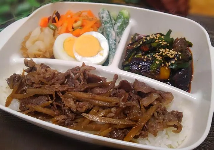 牛ごぼうのしぐれ煮丼弁当|くまちゃんさん