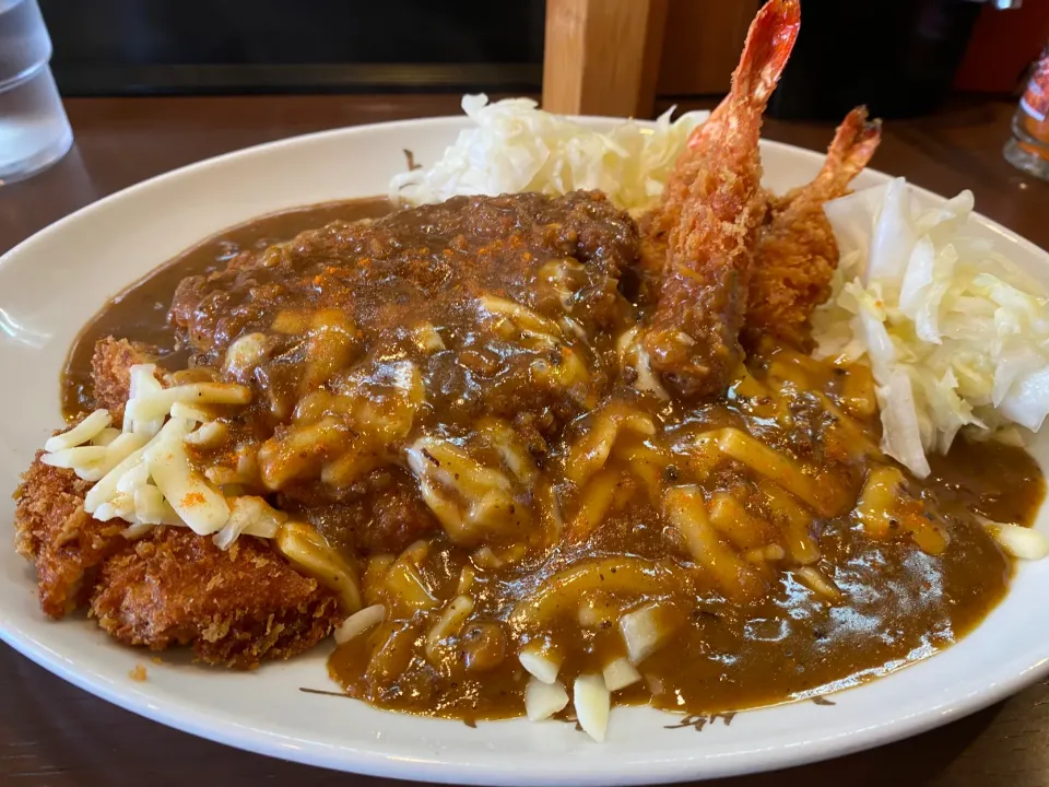 海老フライカレー🍤🍤🍤とつかつ・チーズトッピング🐽🧀🍛|buhizouさん