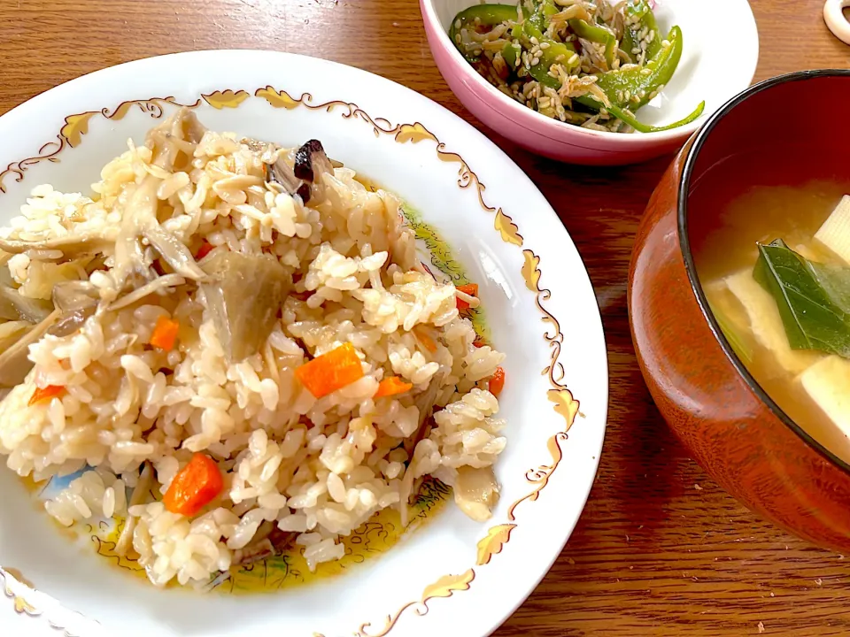 炊き込みご飯、ピーマンじゃこ炒め、豆腐小松菜味噌汁|Rさん