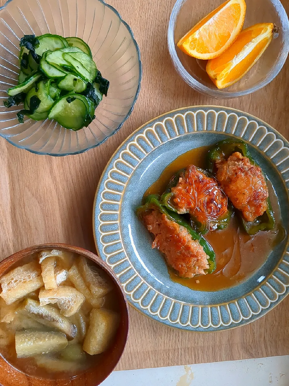 ピーマンの肉詰め、きゅうりとわかめの酢の物|しょこらさん