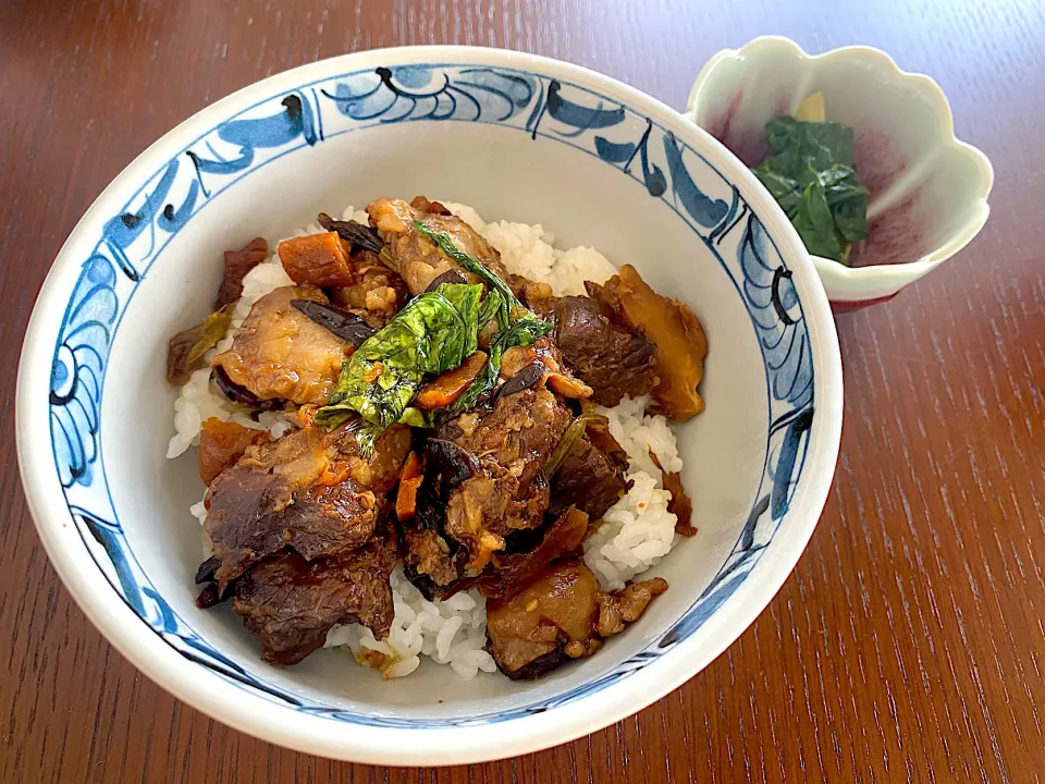 牛すじ煮込み丼|あづきさん