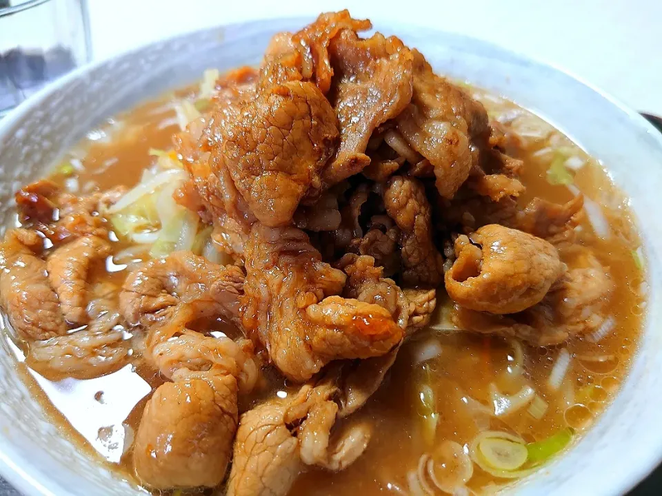 【1953年現店舗営業開始】
開平軒
味噌焼肉ラーメン (750円)
@志茂6分
(赤羽から徒歩15分)
22197|大脇さん