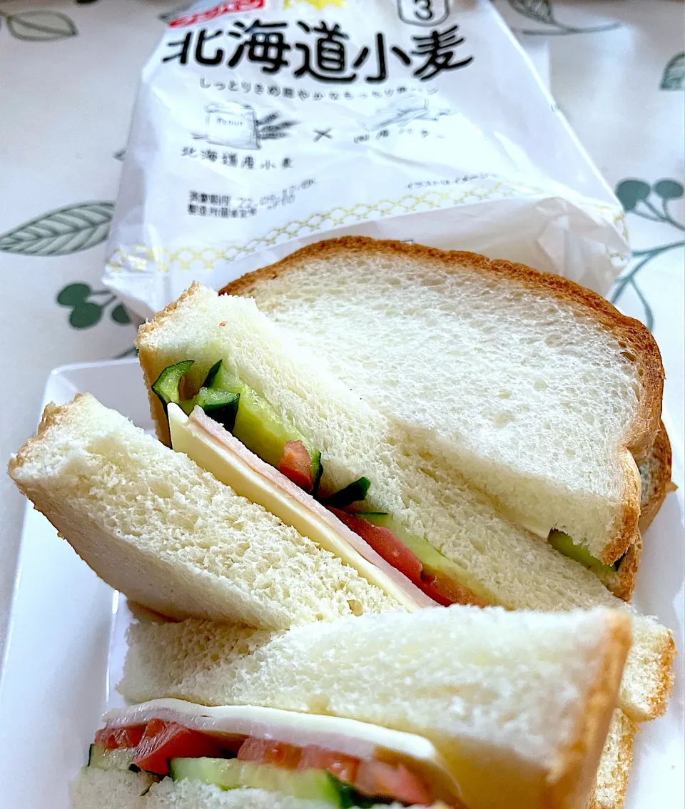 Snapdishの料理写真:今日はトーストせずにそのままボリュームサンドイッチ🥪です💕|てるみさん