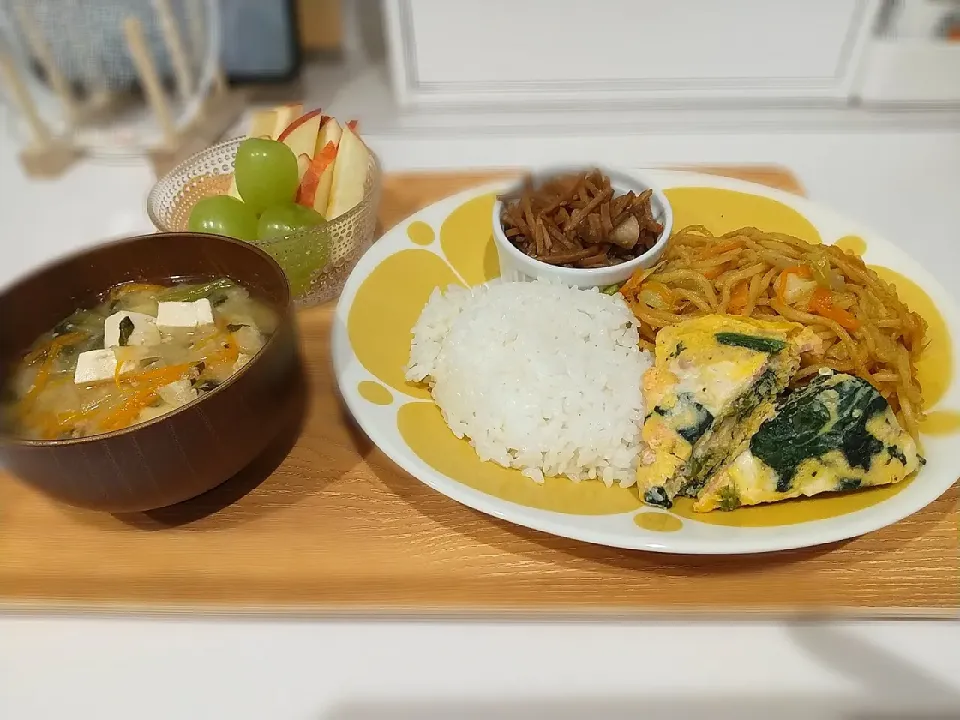 具沢山のお味噌、カレー味の焼きそば、キッシュ、フルーツ|mika,inoさん