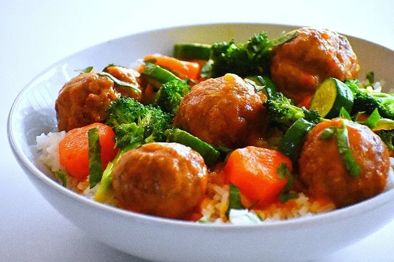 Rice served with meatball stew and vegetable stir fry|Teeさん