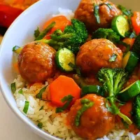 Rice served with meatball stew and green vegetable stir fry|Teeさん