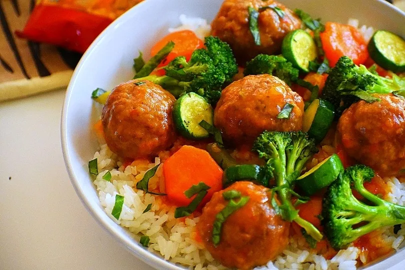 Rice served with meatball stew and green vegetable stir fry|Teeさん