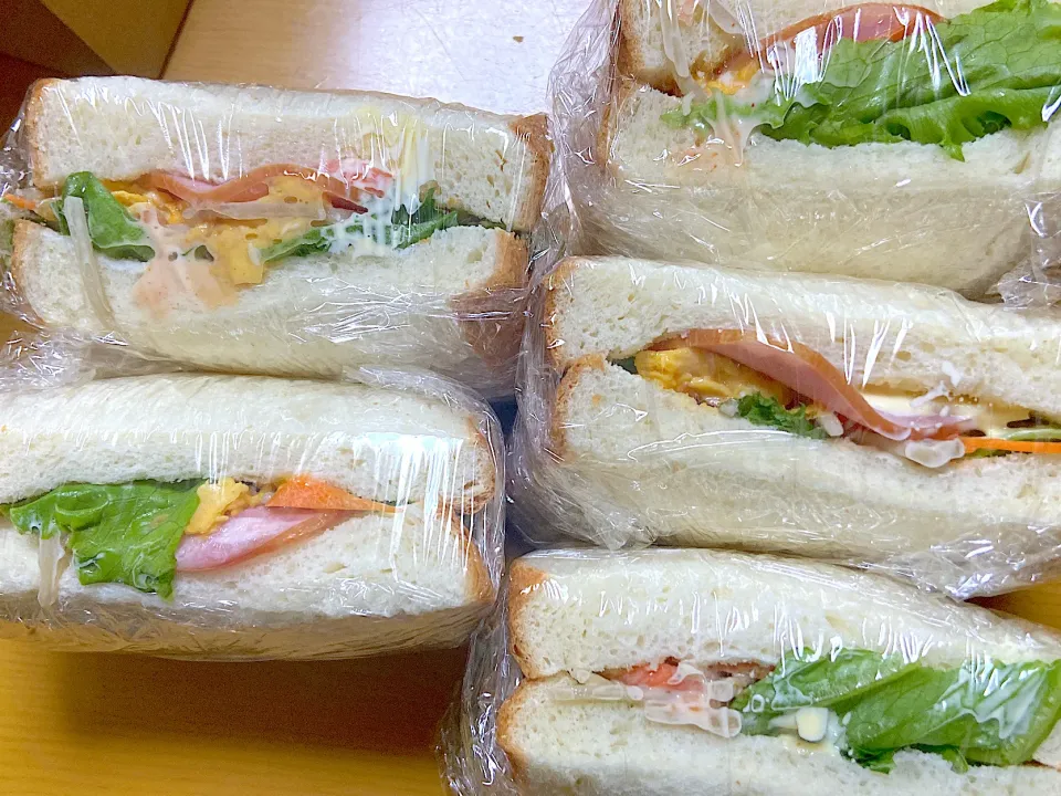 サンドイッチ🥪ごぼうサラダとたまご・チーズ・レタス🥬・ハム・人参でボリュームいっぱい‼️|サチ😊さん