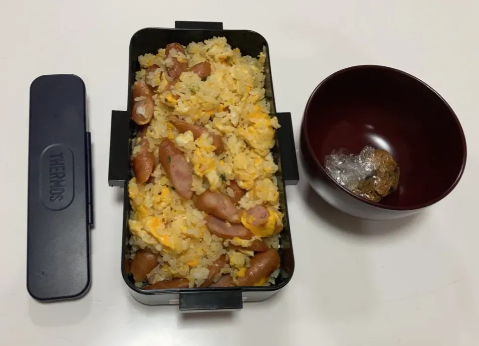 Snapdishの料理写真:パパ弁は久々に☆炒飯☆みそ玉。|Saharaさん