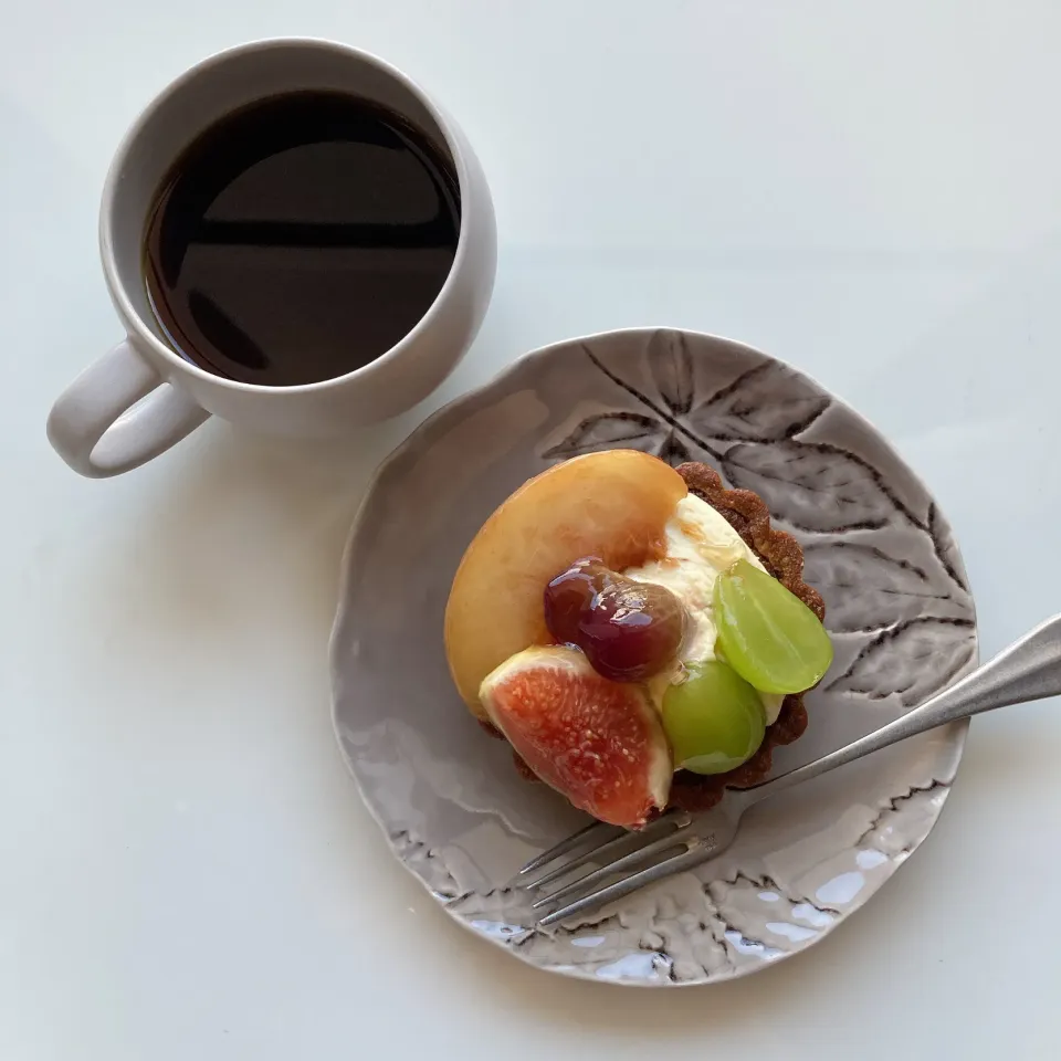 季節のフルーツのカスタードタルト🍇☕️|ちゃみこさん