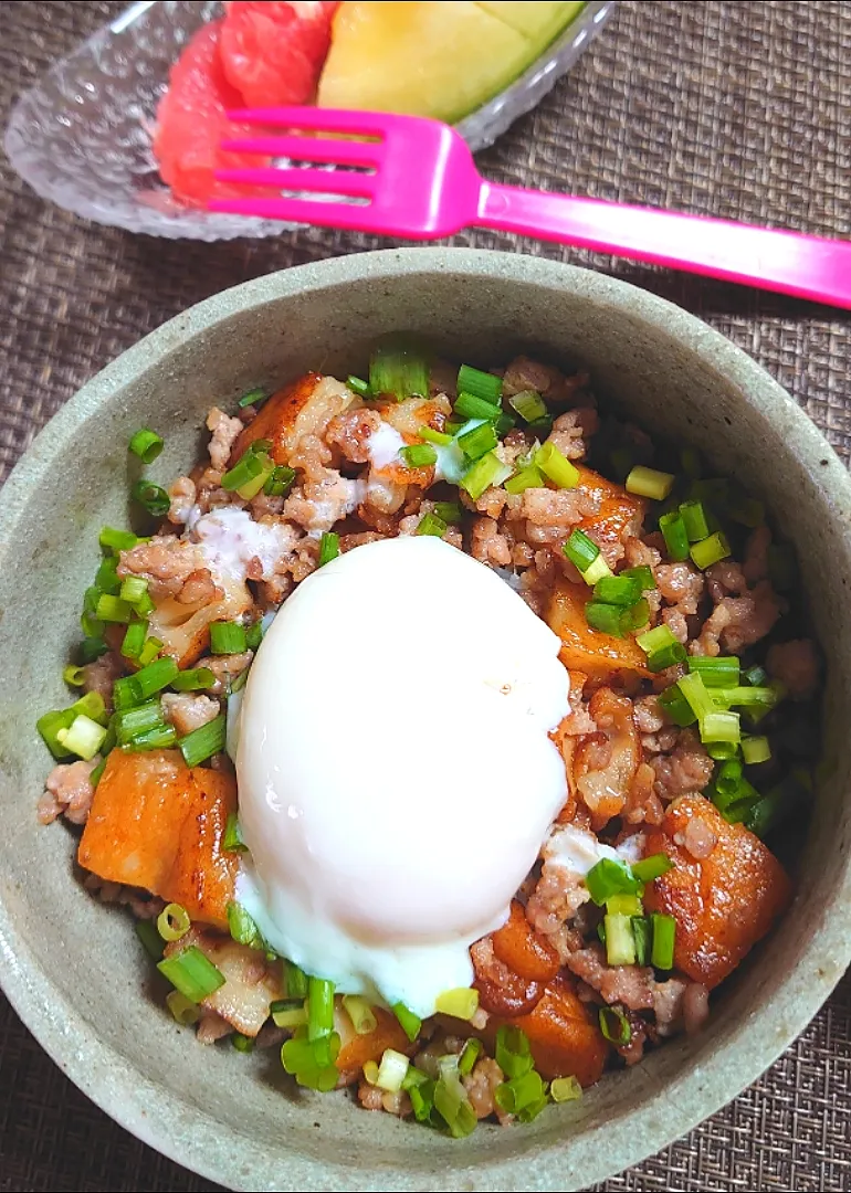 玉ねぎ天と挽肉甘辛炒め温玉のせ丼で朝ご飯🌄|ポチさん