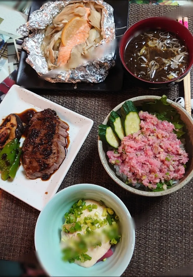 Snapdishの料理写真:ネギトロ丼、ステーキ、マグロ山かけ、
鮭ホイル焼で夕ご飯🍴|ポチさん