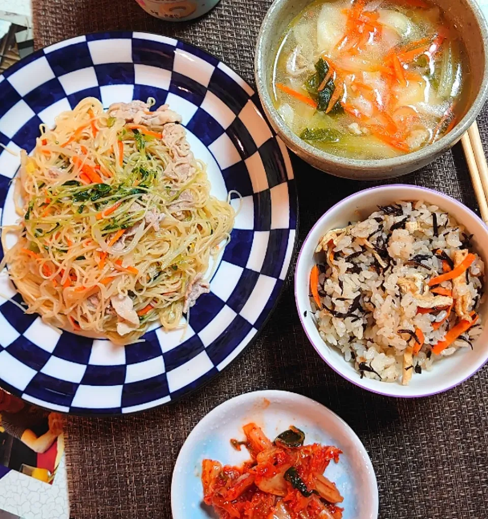 豆苗と豚肉のビーフンで夕ご飯🍴|ポチさん