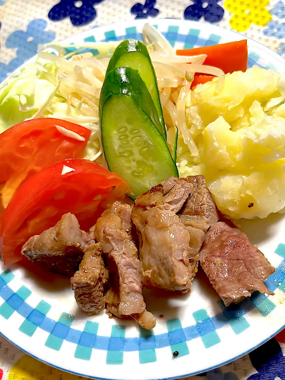 Snapdishの料理写真:ミニステーキ🥩　キャベツ　もやし　トマト🍅　胡瓜🥒　人参🥕　粉吹き芋|4jinoanataさん